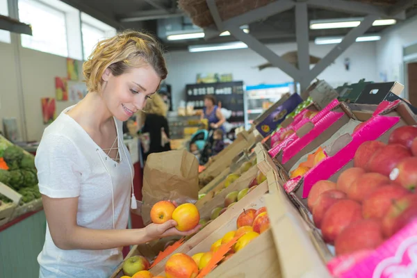 Meisje kopen van vruchten op de lokale markt — Stockfoto