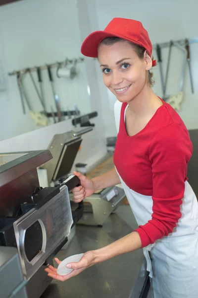 Using the vacuum sealer machine — Stock Photo, Image