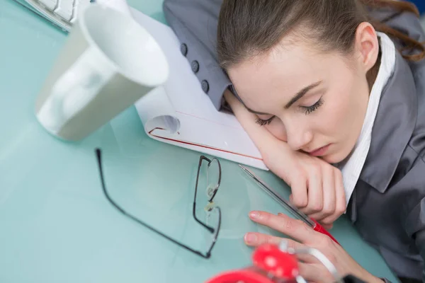 Mujer durmiendo oficina y cansado —  Fotos de Stock