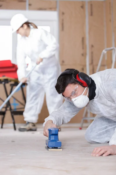 Polijsten van de vloer en werk — Stockfoto