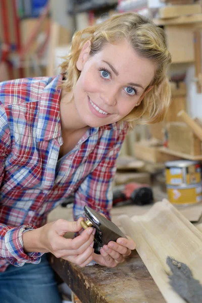 Mladá žena carpenter se usmívá na kameru — Stock fotografie