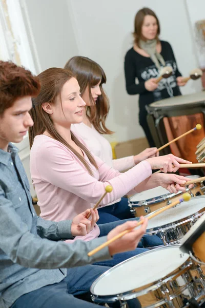 Bębny uczniów podczas lekcji muzyki — Zdjęcie stockowe