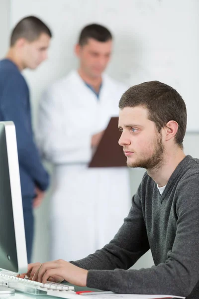 Porträt eines Teenagers mit Klassenkamerad und Lehrer — Stockfoto