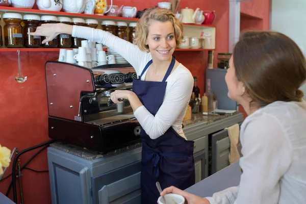 Barista preparando xícara de café para o cliente no café — Fotografia de Stock