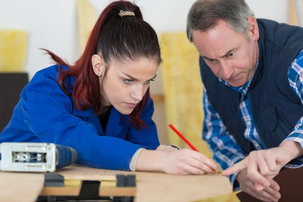 Lady learning carpertry and carpentry — Stock Photo, Image