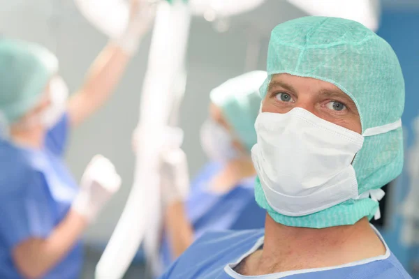 Ritratto di un chirurgo di fronte alla sala operatoria — Foto Stock