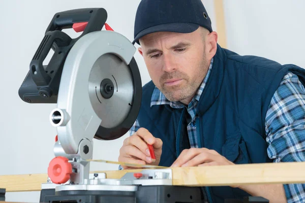 Industriarbetare som förbereder sig för att skära metall med cirkelsåg — Stockfoto