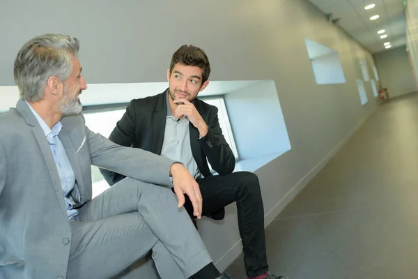 Dva podnikatelé se mluví v chodbě entreprises — Stock fotografie