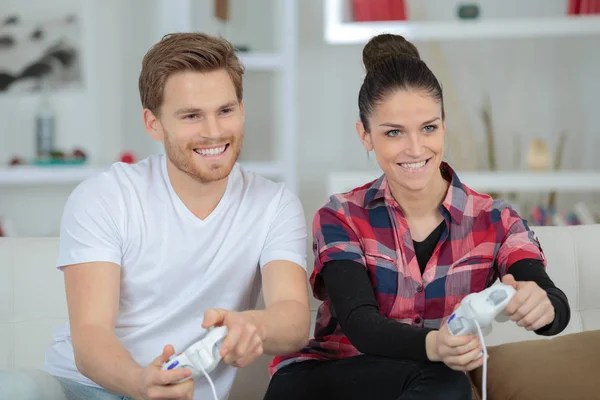 Paar videospelletjes spelen — Stockfoto