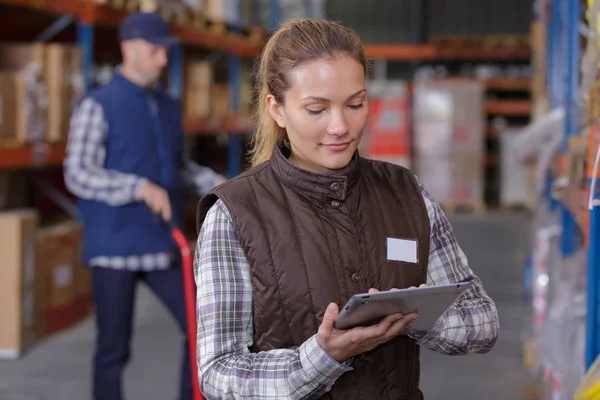 Lagerchefen använder TabletPC i en stor lagerlokal — Stockfoto