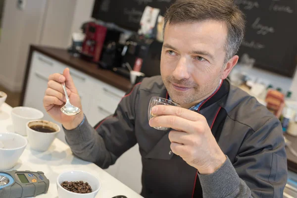 Chef che beve caffè al bar — Foto Stock