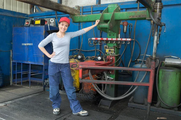 Kvinnlig mekaniker i fabriken — Stockfoto
