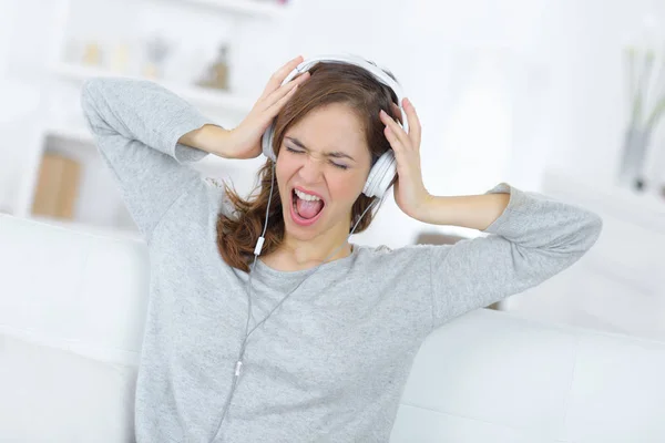 Mulher fã de música gritando alto — Fotografia de Stock