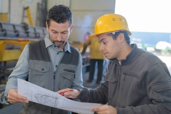 Capo e lavoratore discutono i piani — Foto Stock