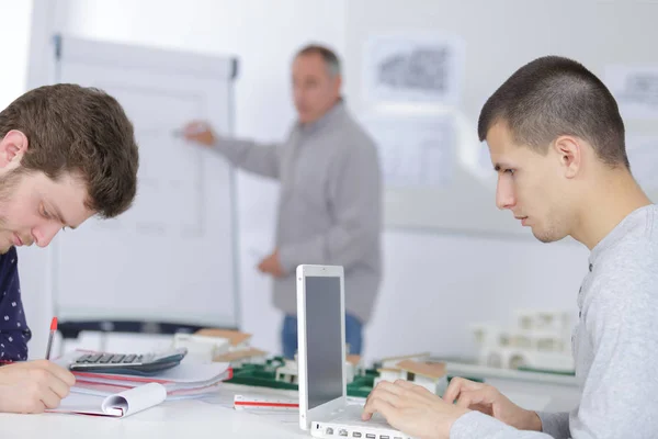 Studente in classe con un computer portatile — Foto Stock