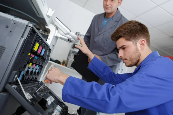 Observeren van een leerling vast van een printer — Stockfoto