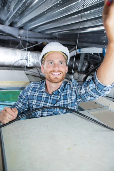 Trabajador instalando detector de humo en el techo —  Fotos de Stock