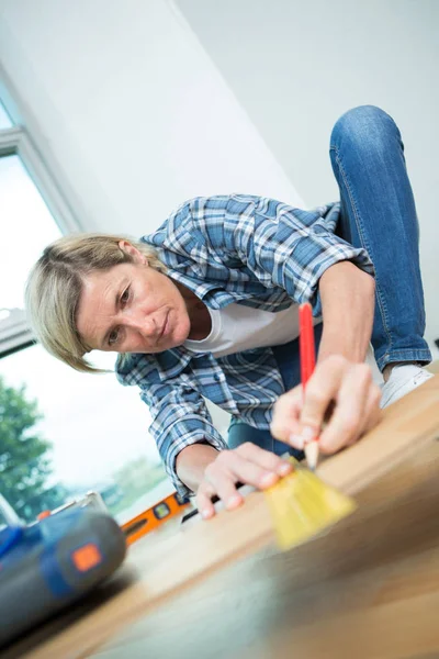 木製のフロアー リングを測定プロ女性瓦職人 — ストック写真