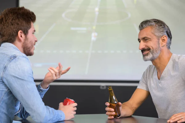 Vänner tittar rugby match i en pub — Stockfoto