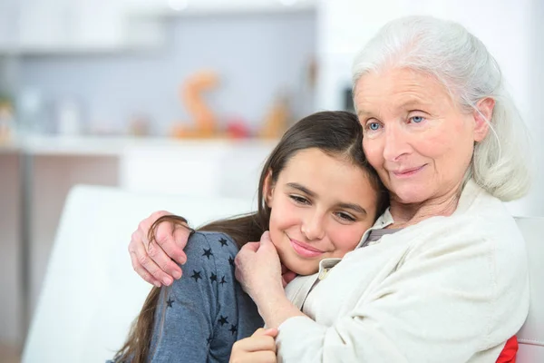 Hozzábújva, unokája és a nagymama nagymama — Stock Fotó
