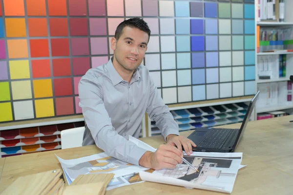 Vendedor feliz assistente homem na loja de ferragens diy — Fotografia de Stock