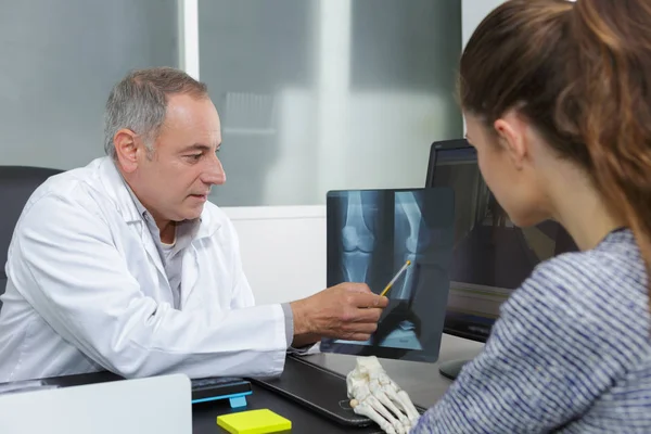 Médico mostrando os resultados do Raio-X ao paciente — Fotografia de Stock