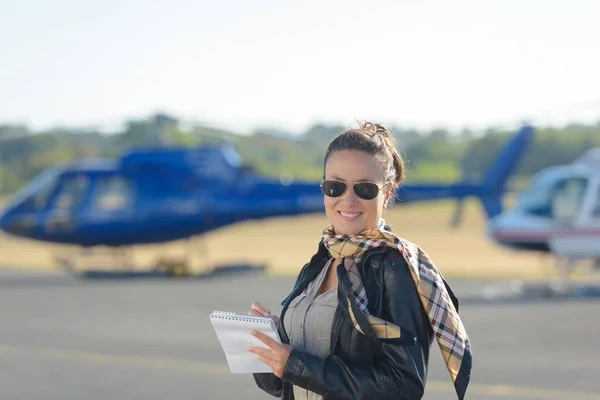 Mulher em óculos de sol com avião no fundo — Fotografia de Stock