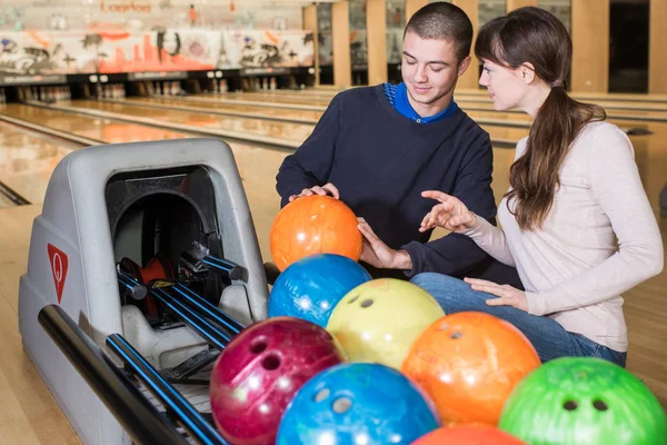 Amici felici che si divertono nel bowling club — Foto Stock