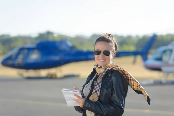 Mulher com um helicóptero em segundo plano — Fotografia de Stock