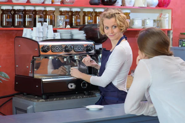 Barman feminino faz café no bar — Fotografia de Stock