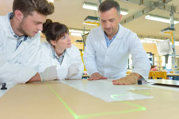 Geconcentreerde ingenieurs succesvolle experimenten bespreken — Stockfoto