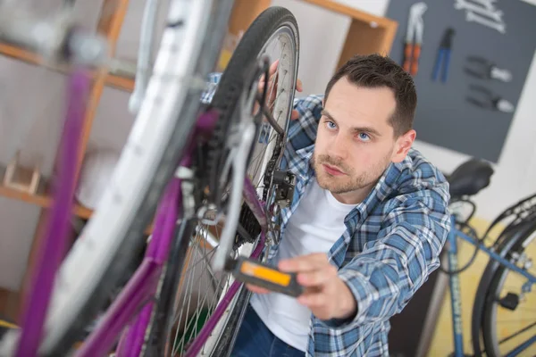 Власник бізнесу ремонтує велосипед — стокове фото
