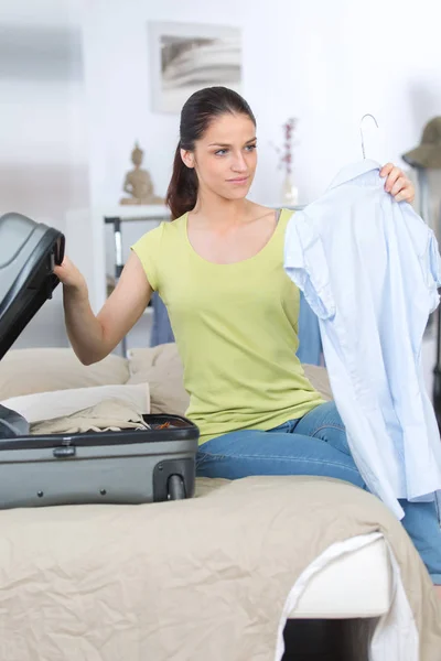 Mujer joven empacando una bolsa —  Fotos de Stock