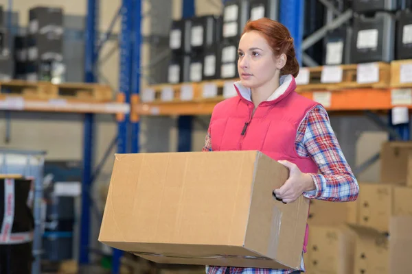 Mulher carregando a caixa — Fotografia de Stock