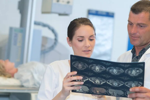 Médico falando com coleague sobre a radiografia do paciente — Fotografia de Stock