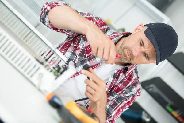 Technik instalacji cyfrowy termostat za pomocą śrubokręta — Zdjęcie stockowe