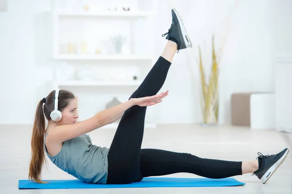 Beautiful woman stretching the muscles of her legs — Stock Photo, Image