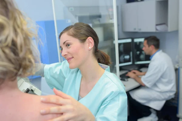 Frau steht vor Mammografie-Test im Krankenhaus — Stockfoto