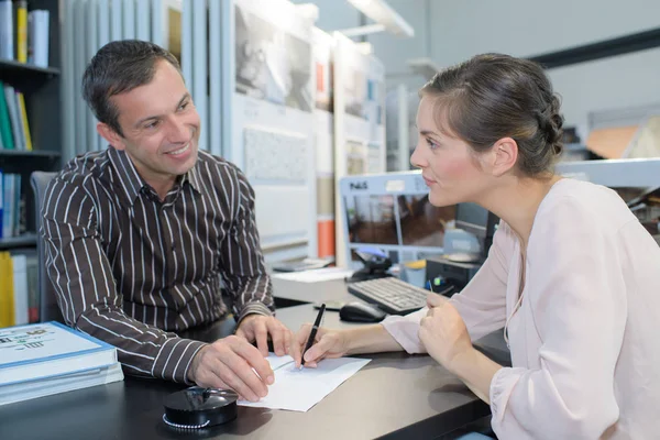 Mladá žena a kupoval nové auto v autosalonu — Stock fotografie