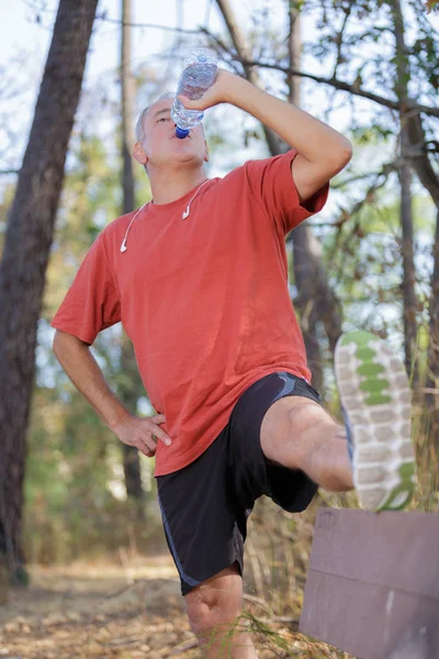 Hombre corriente agua potable — Foto de Stock