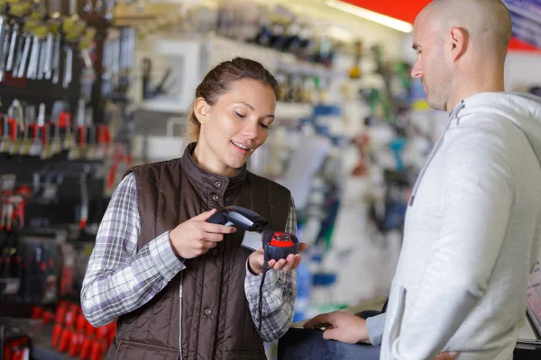 Warehousewoman skenování výrobky připravené k dodání — Stock fotografie