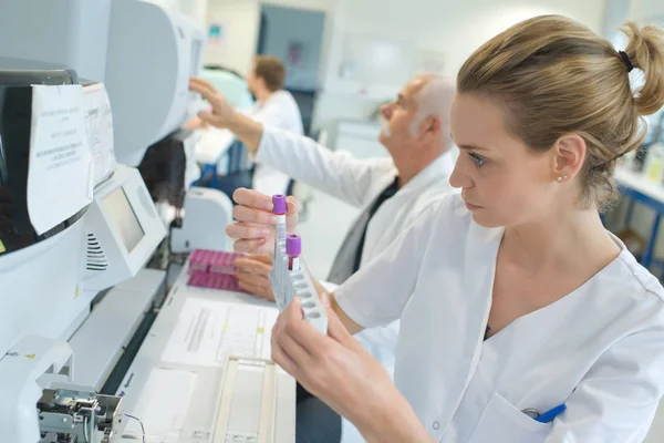 Científica femenina realizando pruebas en el laboratorio — Foto de Stock