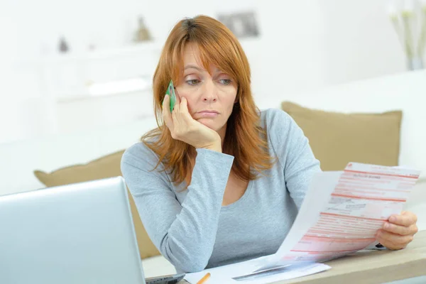 Ernsthafte Frau, die über das Finanzproblem zu Hause nachdenkt — Stockfoto