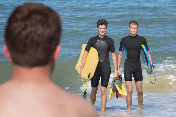 Bodyboarders på stranden — Stockfoto