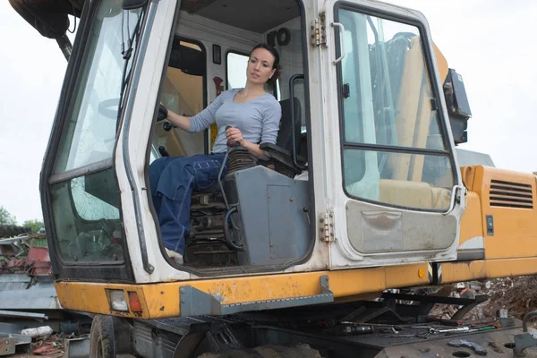 Jonge bouw vrouwelijke bestuurder op het werk — Stockfoto