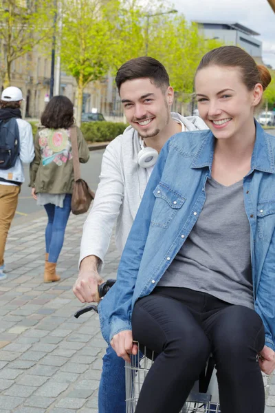 Jeune couple à vélo dans la ville — Photo