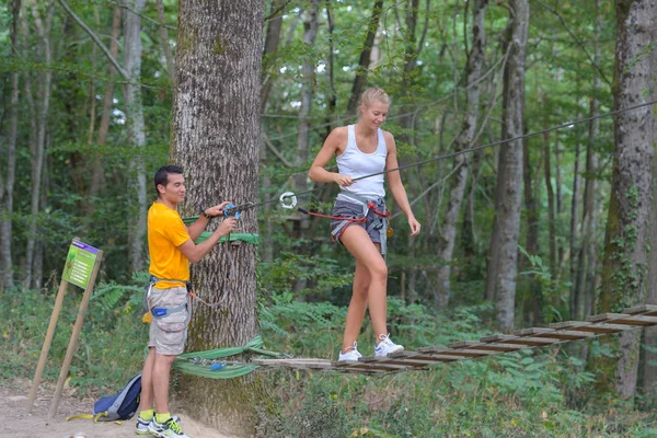 2 vrienden in bos wandelen en klimmen in de bomen — Stockfoto