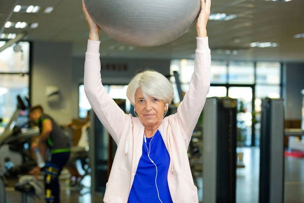 Sorrindo mulher segurando bola de exercício — Fotografia de Stock