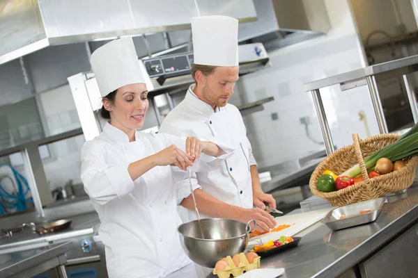 Chefs profesionales preparan el plato en el restaurante — Foto de Stock