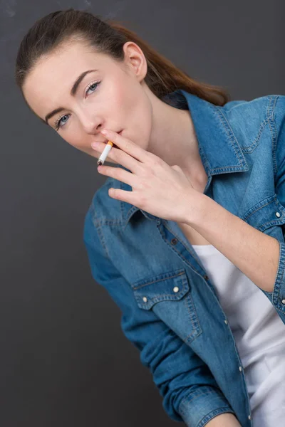 Hübsche Frau beim Rauchen und Frau — Stockfoto